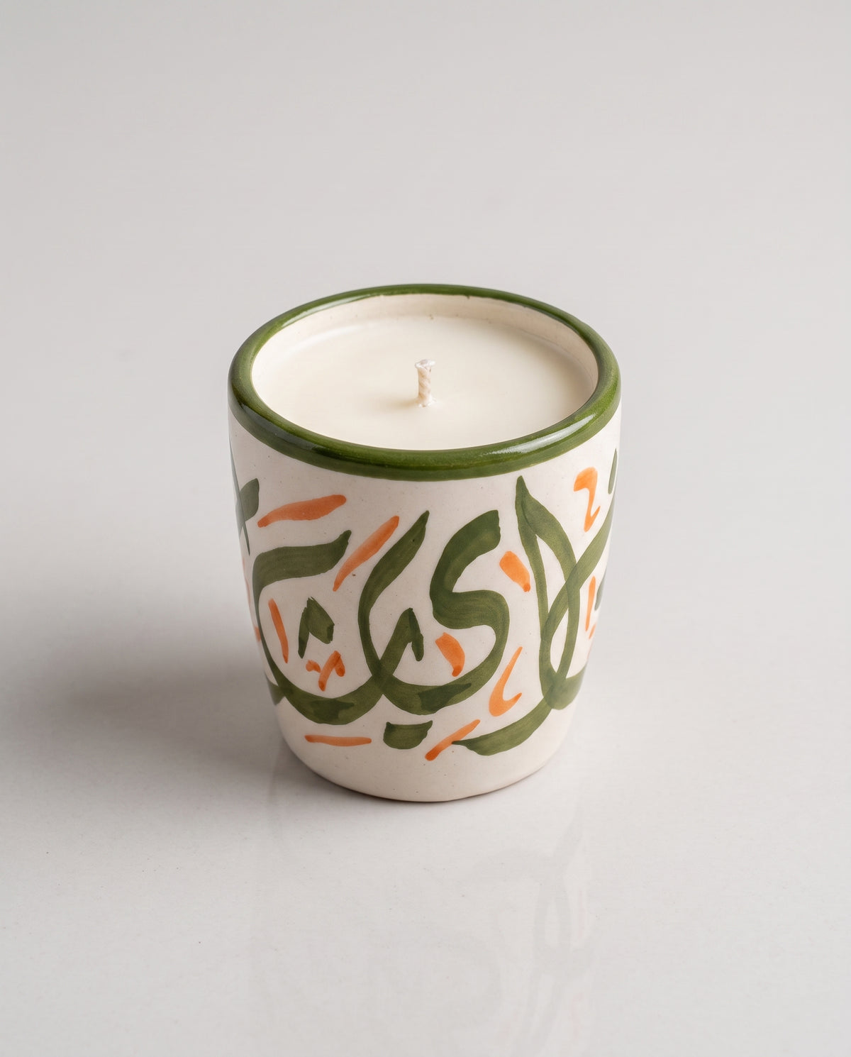 Bougie Amal, grand format en terre cuite peint main (calligraphie verte + touches orange) sur fond neutre, collection Fès My Candles Vibes