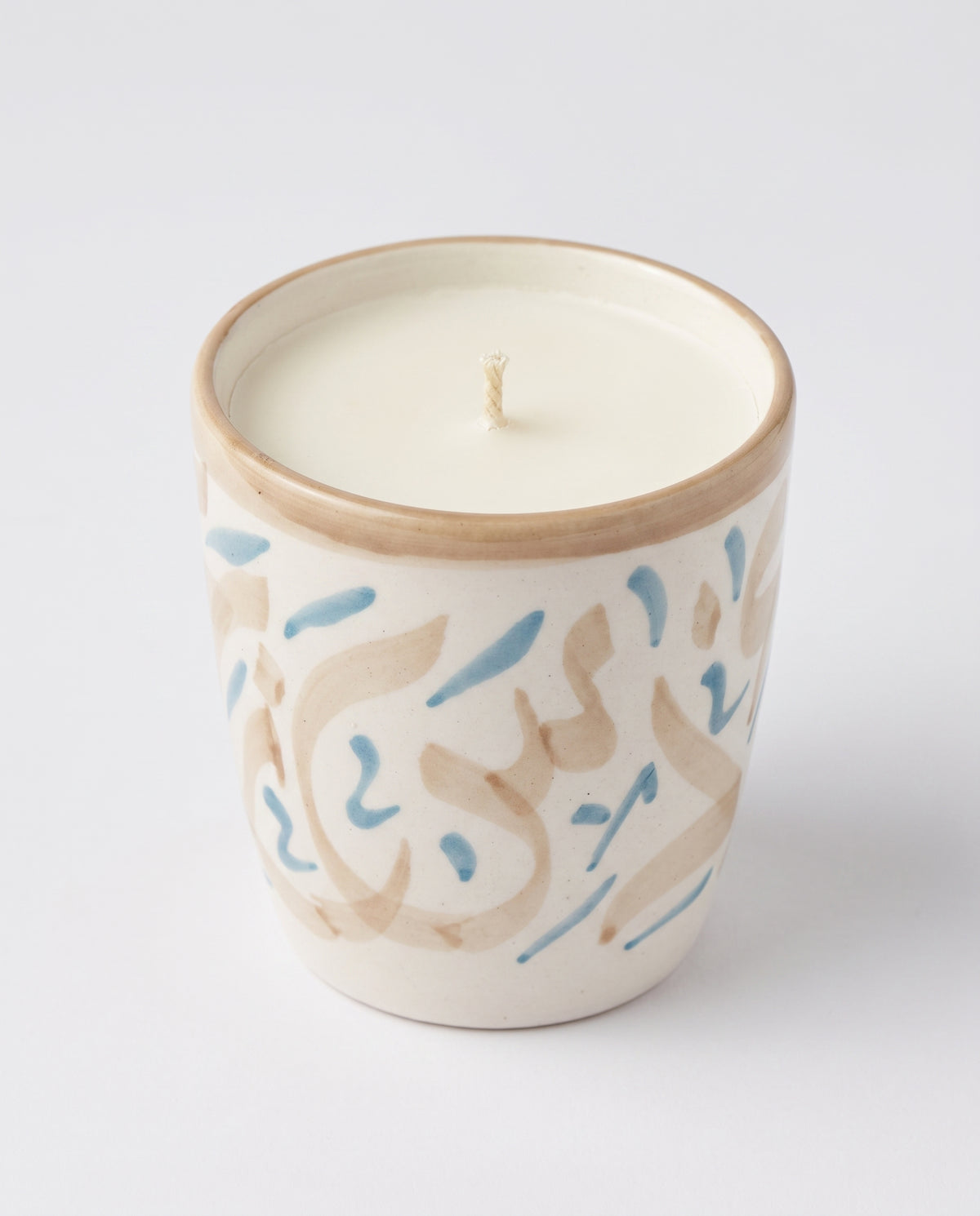 Bougie Amira, grand format en terre cuite peint main (calligraphie beige/sable + touches bleu ciel) sur fond neutre, collection Fès My Candles Vibes