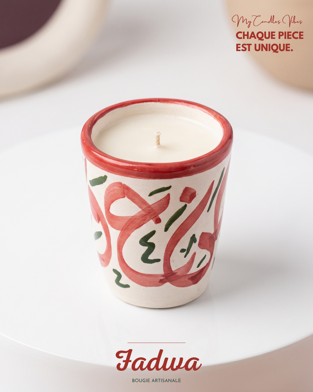 Bougie Fadwa, petit format en terre cuite peint main, visuel de marque My Candles Vibes, collection Fès (pièce artisanale unique)