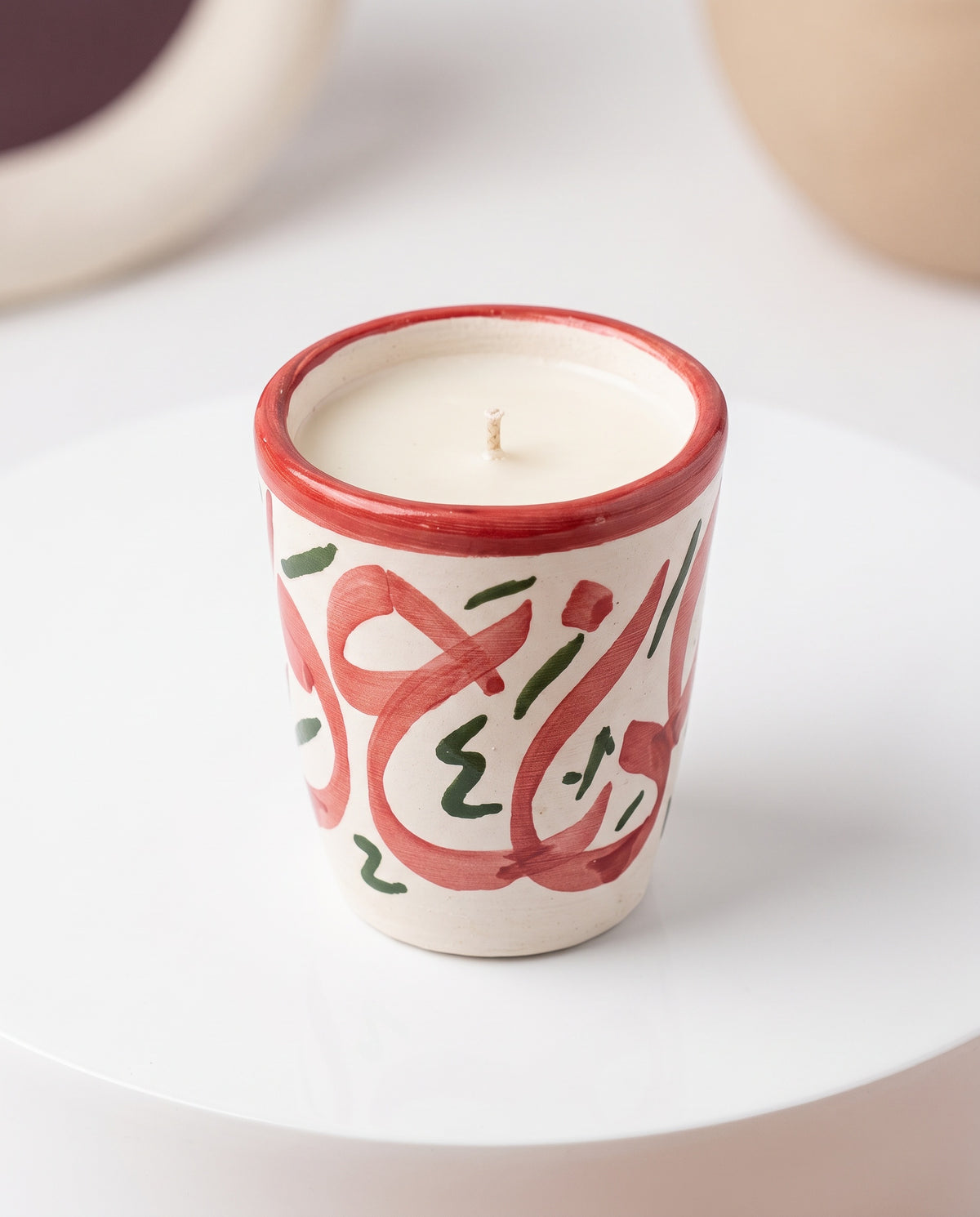Bougie Fadwa, petit format en terre cuite peint main (calligraphie rouge et verte, rebord rouge) sur fond neutre, collection Fès My Candles Vibes