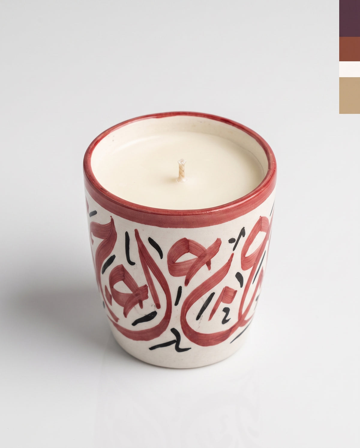 Bougie Karam, grand format en terre cuite peint main (calligraphie rouge/bordeaux + touches noires) sur fond neutre, collection Fès My Candles Vibes