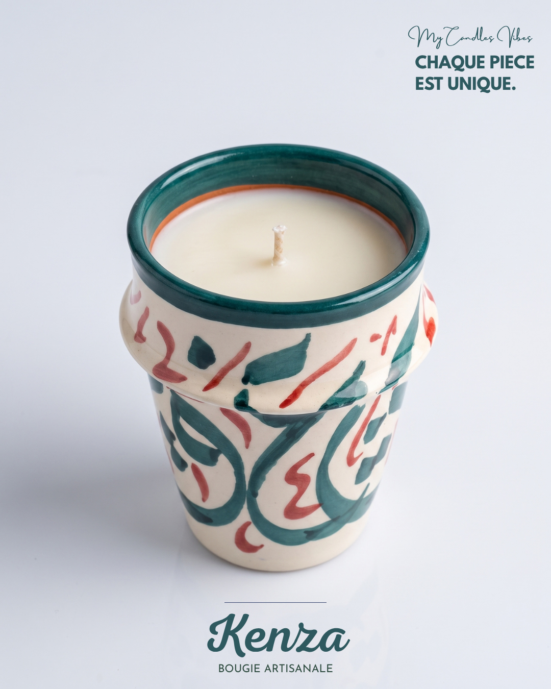Bougie Kenza, silhouette évasée en terre cuite peint main, visuel de marque My Candles Vibes, collection Fès (pièce artisanale unique)