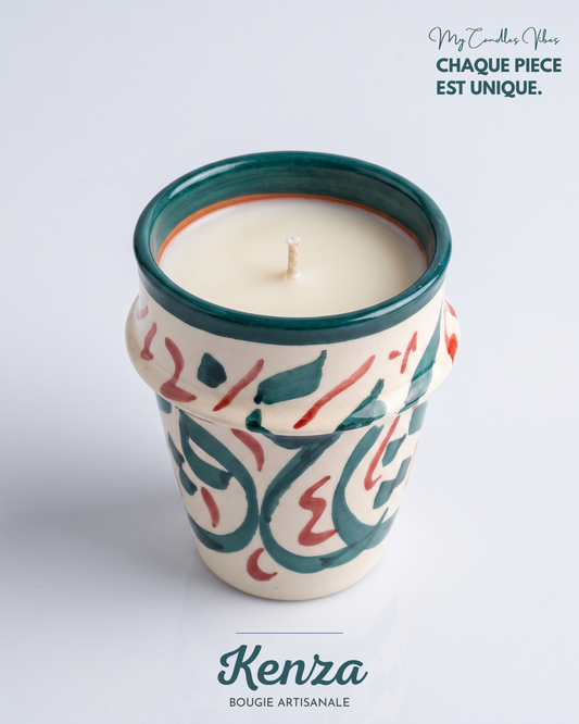 Bougie Kenza, silhouette évasée en terre cuite peint main, visuel de marque My Candles Vibes, collection Fès (pièce artisanale unique)