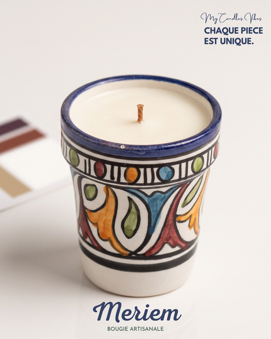 Bougie Meriem, silhouette évasée en terre cuite peint main, visuel de marque My Candles Vibes, collection Fès (pièce artisanale unique)