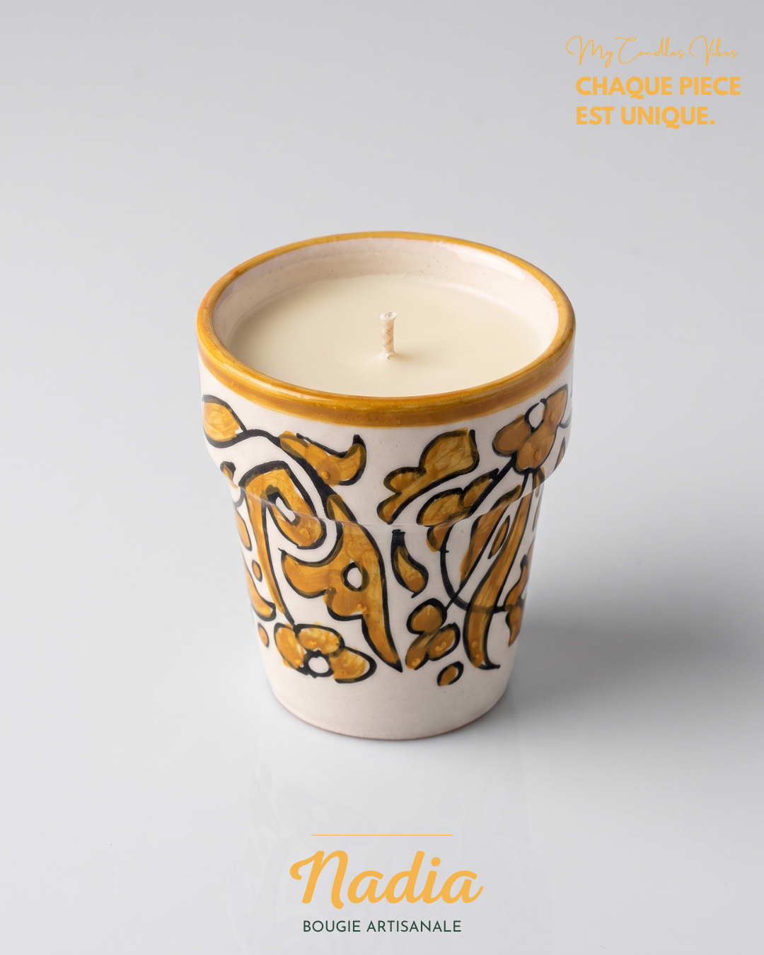 Bougie Nadia, silhouette évasée en terre cuite peint main, visuel de marque My Candles Vibes, collection Fès (pièce artisanale unique)