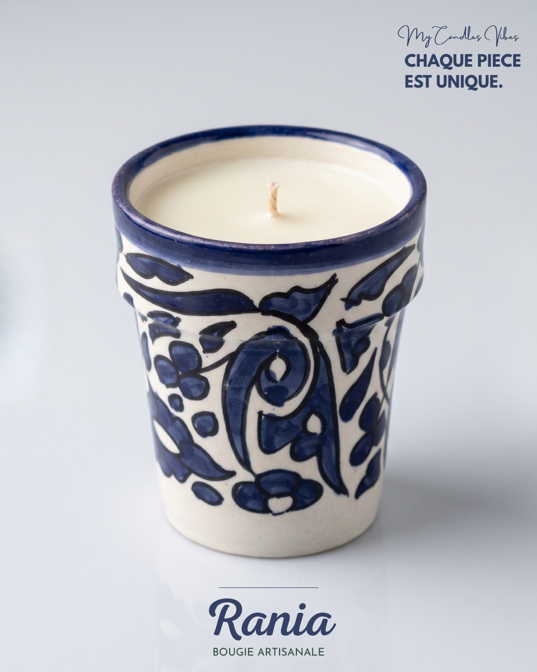 Bougie Rania, silhouette évasée en terre cuite peint main, visuel de marque My Candles Vibes, collection Fès (pièce artisanale unique)