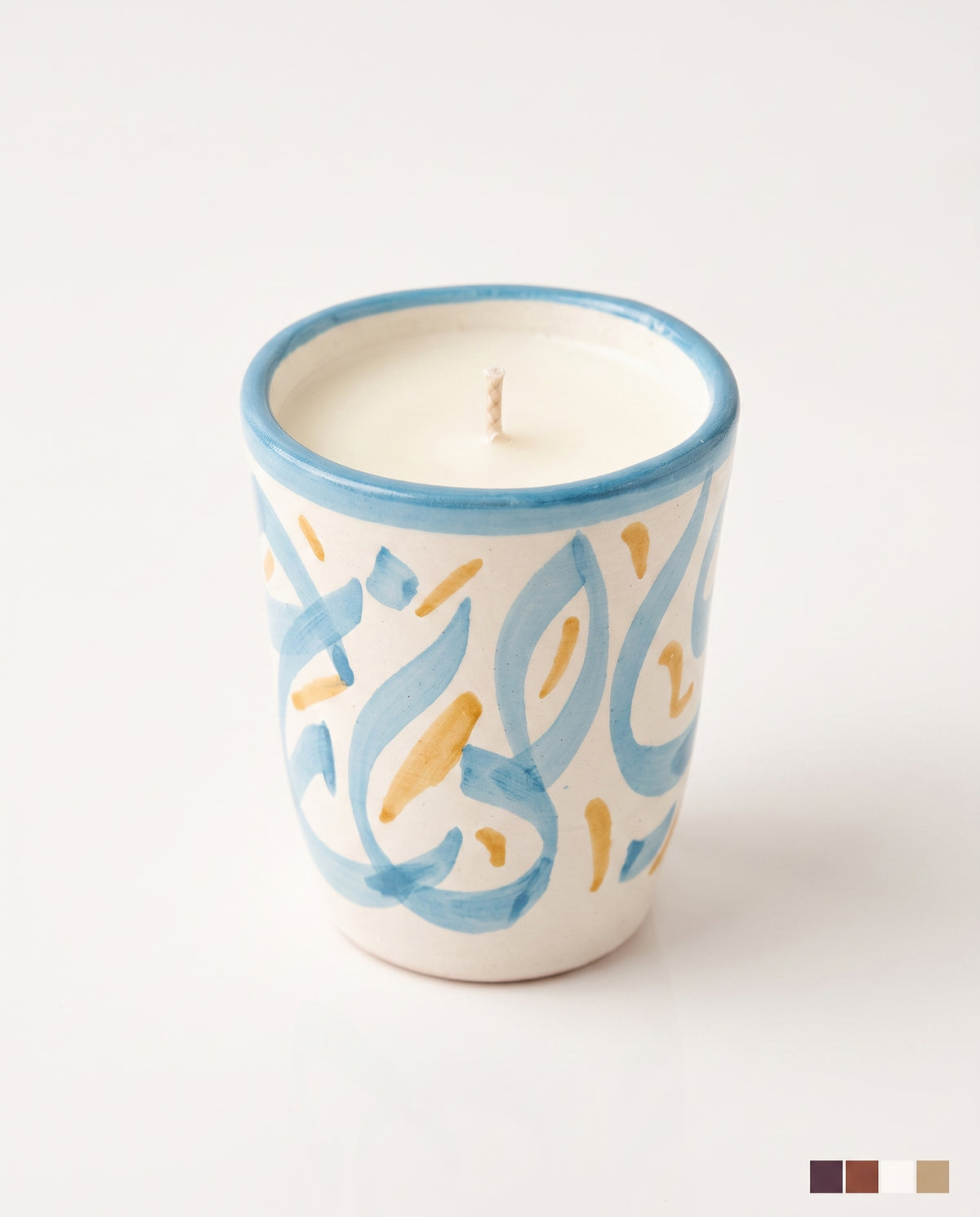 Bougie Salma, petit format en terre cuite peint main (calligraphie bleu ciel + touches moutarde) sur fond neutre, collection Fès My Candles Vibes