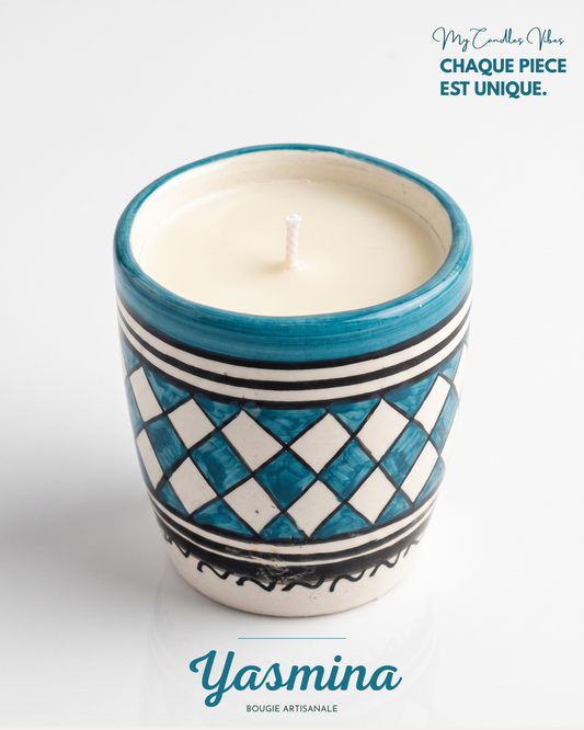 Bougie Yasmina, grand format en terre cuite peint main, visuel de marque My Candles Vibes, collection Fès (pièce artisanale unique)