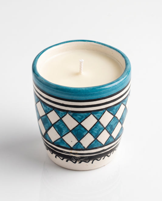Bougie Yasmina, grand format en terre cuite peint main (losanges zellige turquoise/noir) sur fond neutre, collection Fès My Candles Vibes
