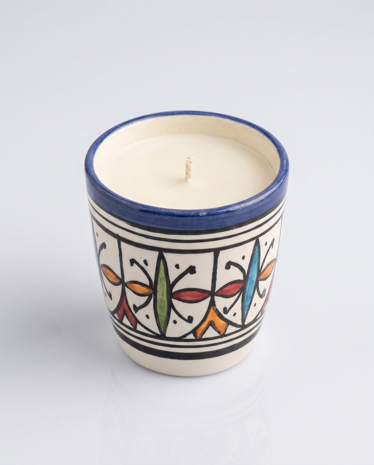 Bougie Zahra, grand format en terre cuite peint main (frise florale fassi multicolore (rouge/orange/vert/bleu) sur bandes noires) sur fond neutre, collection Fès My Candles Vibes
