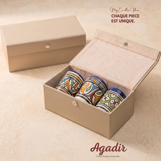 Coffret Trio Agadir, écrin cadeau avec 3 bougies en terre cuite peintes main (Widad et Ghita (petit format) encadrant Meriem (silhouette évasée, au centre)), visuel de marque My Candles Vibes, collection Fès