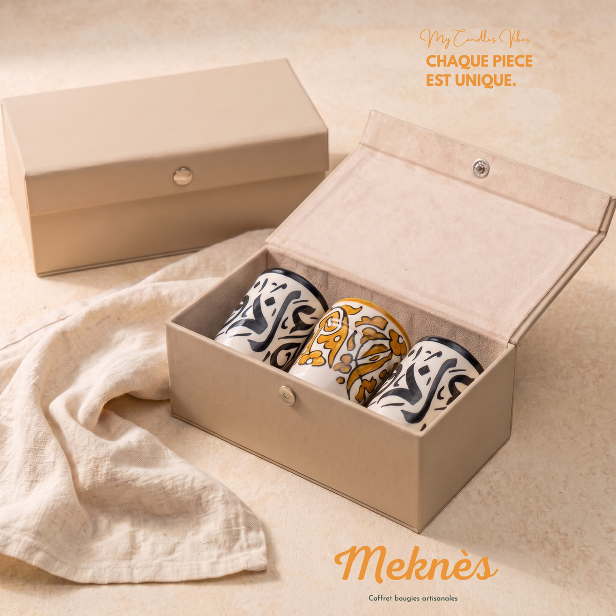 Coffret Trio Meknès, écrin cadeau avec 3 bougies en terre cuite peintes main (2 bougies Assil (petit format) encadrant Nadia (silhouette évasée, au centre)), visuel de marque My Candles Vibes, collection Fès