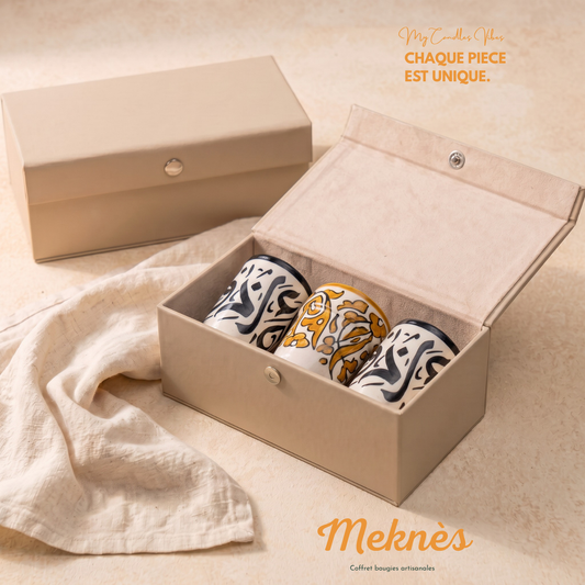 Coffret Trio Meknès, écrin cadeau avec 3 bougies en terre cuite peintes main (2 bougies Assil (petit format) encadrant Nadia (silhouette évasée, au centre)), visuel de marque My Candles Vibes, collection Fès