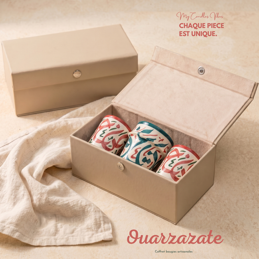 Coffret Trio Ouarzazate, écrin cadeau avec 3 bougies en terre cuite peintes main (2 bougies Fadwa (petit format) encadrant Kenza (silhouette évasée, au centre)), visuel de marque My Candles Vibes, collection Fès