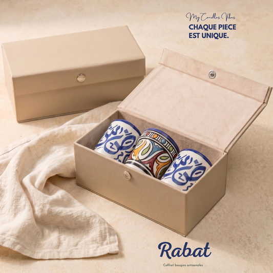 Coffret Trio Rabat, écrin cadeau avec 3 bougies en terre cuite peintes main (2 bougies Layla (petit format) encadrant Meriem (silhouette évasée, au centre)), visuel de marque My Candles Vibes, collection Fès
