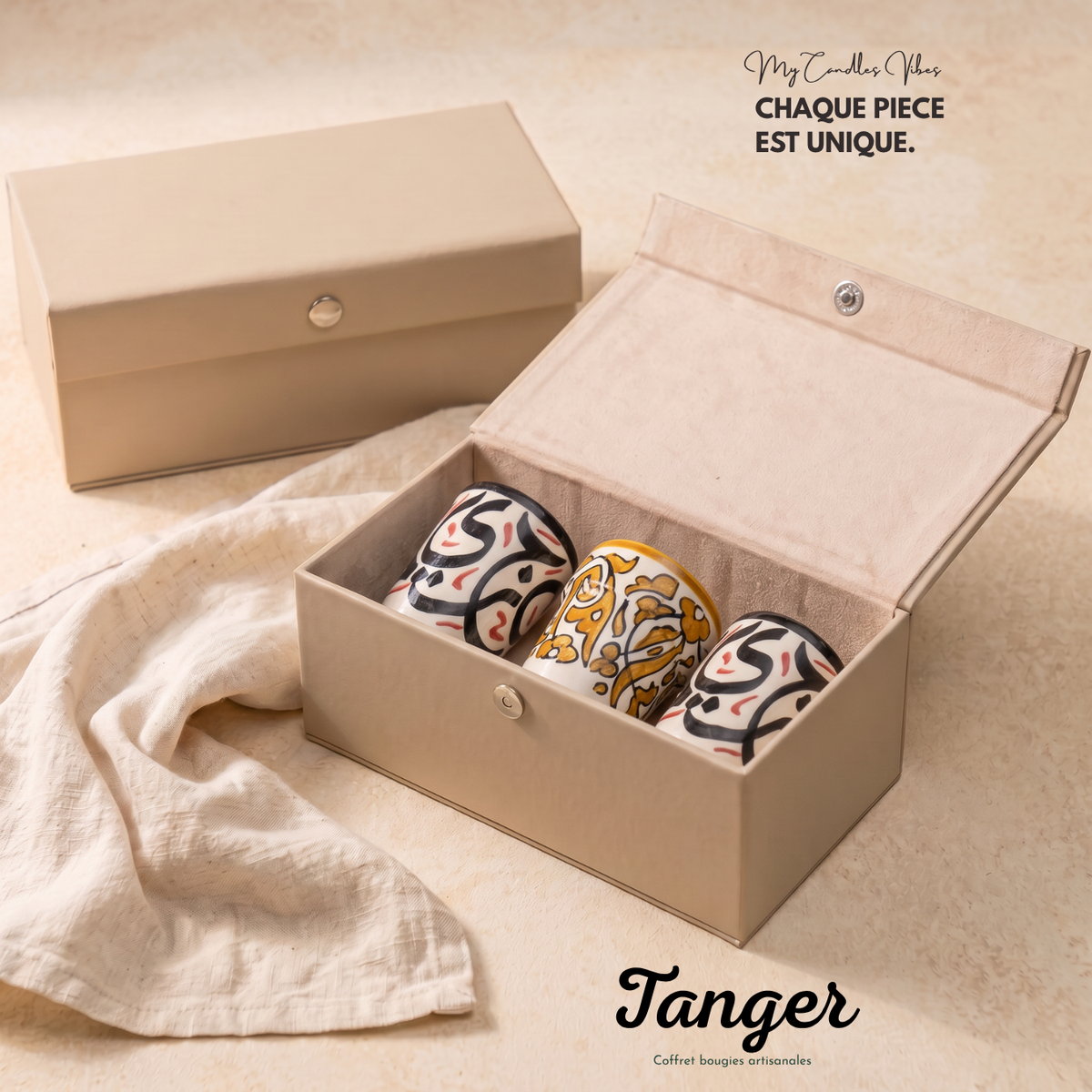 Coffret Trio Tanger, écrin cadeau avec 3 bougies en terre cuite peintes main (2 bougies Malika (petit format) encadrant Nadia (silhouette évasée, au centre)), visuel de marque My Candles Vibes, collection Fès