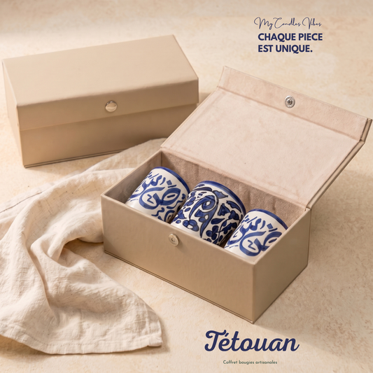 Coffret Trio Tétouan, écrin cadeau avec 3 bougies en terre cuite peintes main (2 bougies Layla (petit format) encadrant Rania (silhouette évasée, au centre)), visuel de marque My Candles Vibes, collection Fès